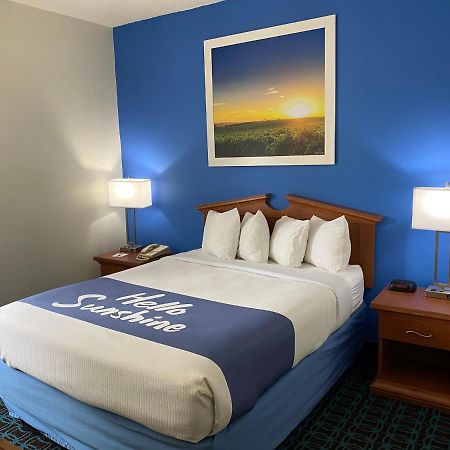 Days Inn & Suites By Wyndham Cambridge Esterno foto