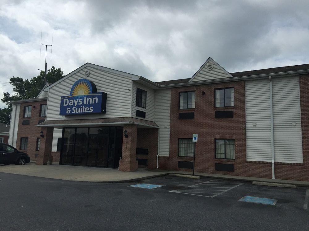 Days Inn & Suites By Wyndham Cambridge Esterno foto