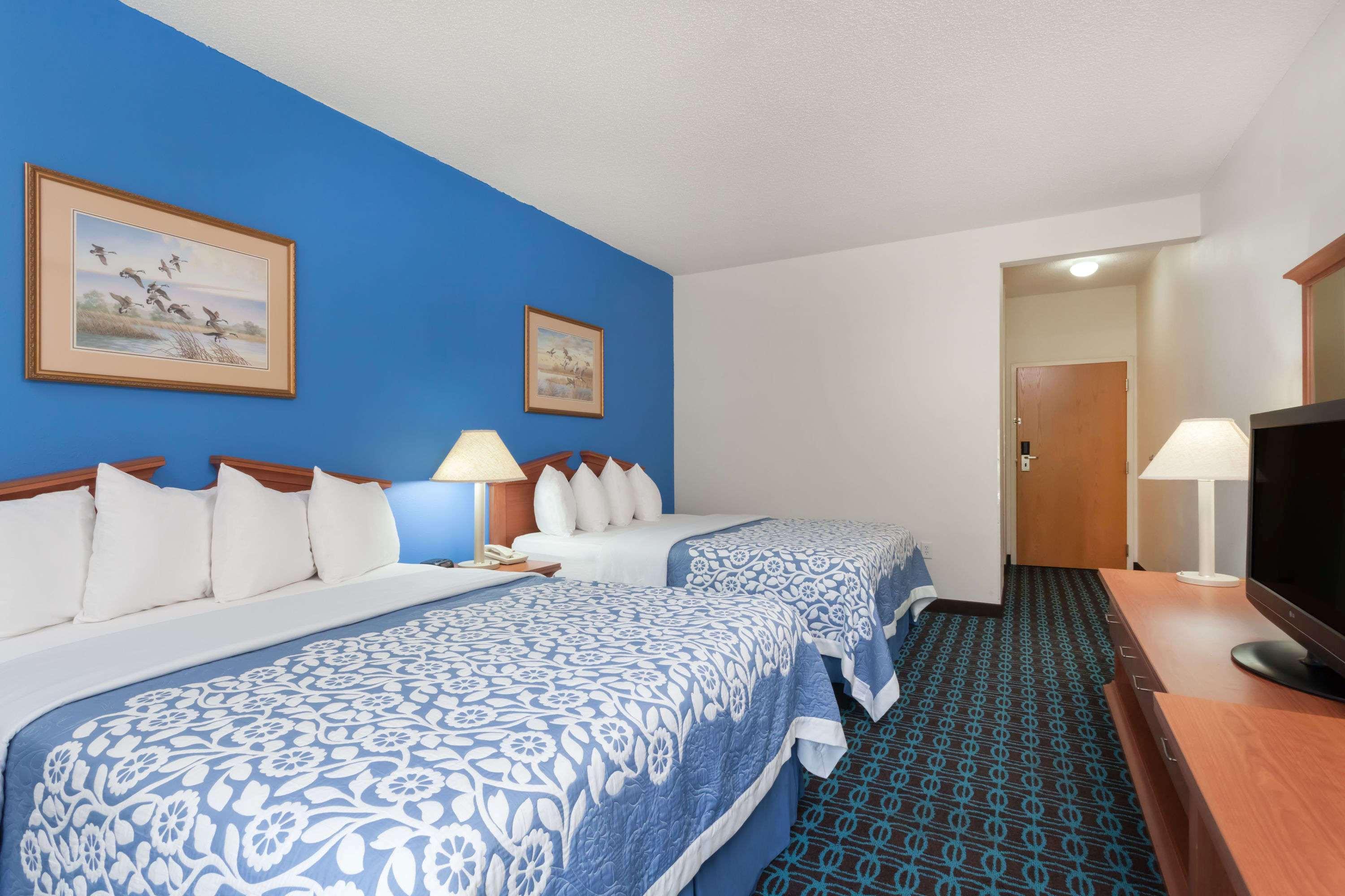 Days Inn & Suites By Wyndham Cambridge Esterno foto