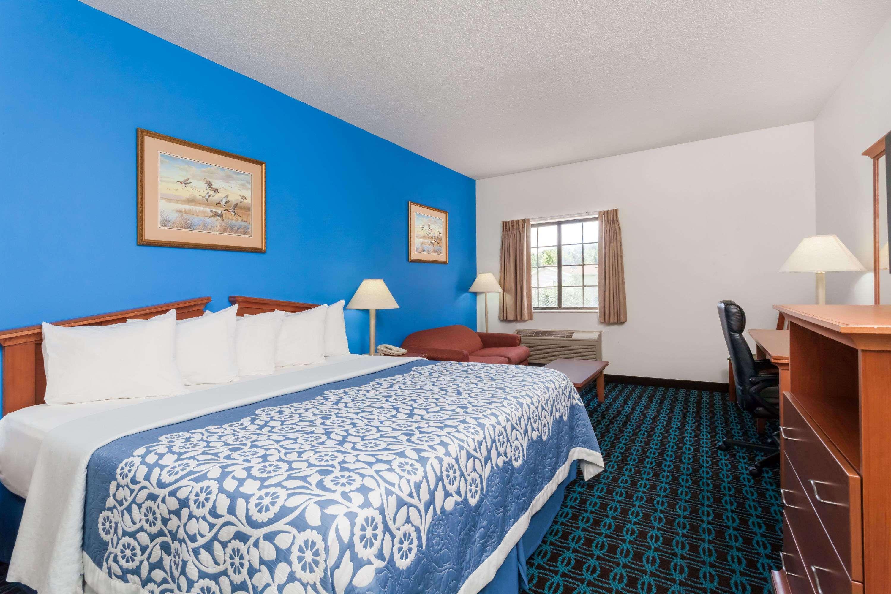 Days Inn & Suites By Wyndham Cambridge Esterno foto