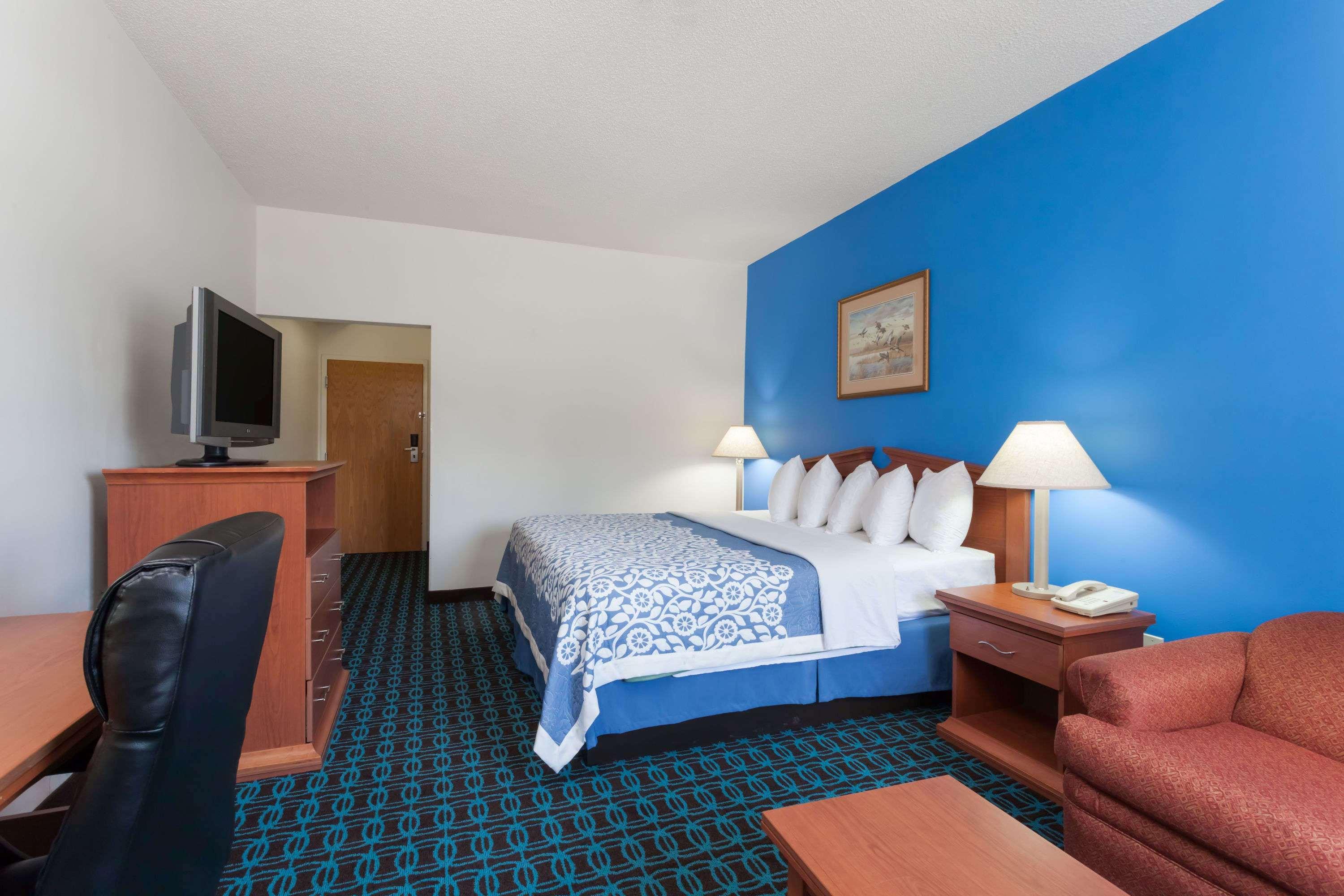 Days Inn & Suites By Wyndham Cambridge Esterno foto