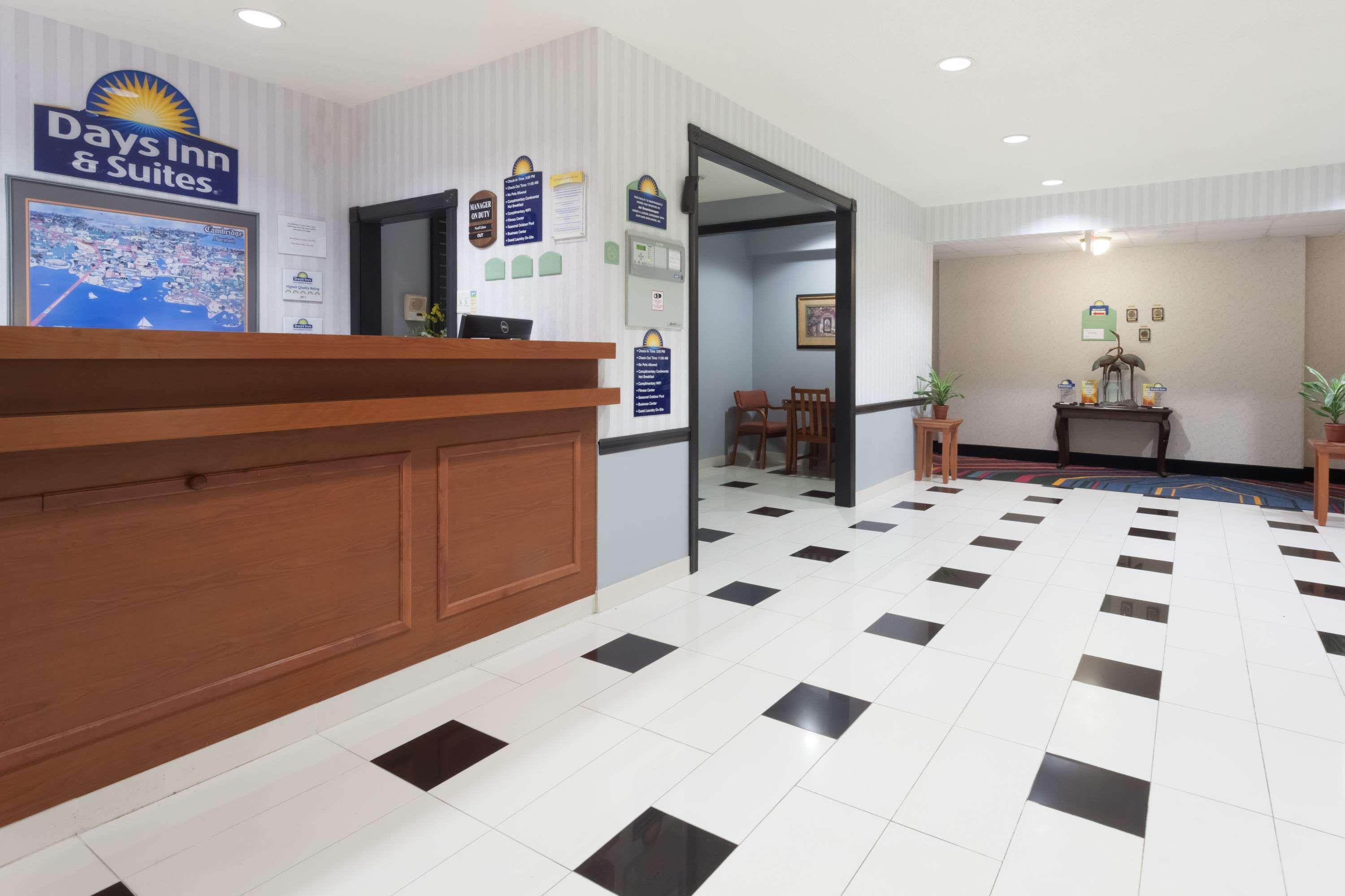 Days Inn & Suites By Wyndham Cambridge Esterno foto