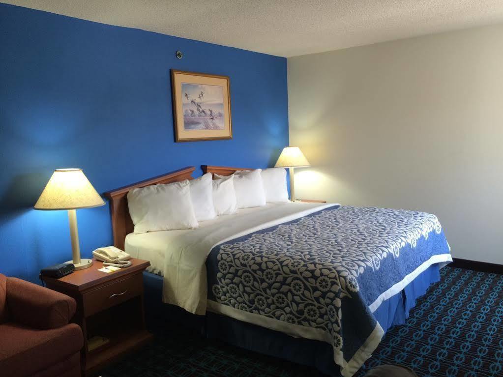 Days Inn & Suites By Wyndham Cambridge Esterno foto