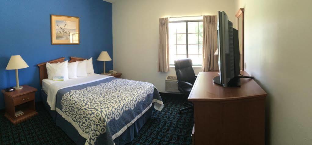 Days Inn & Suites By Wyndham Cambridge Esterno foto